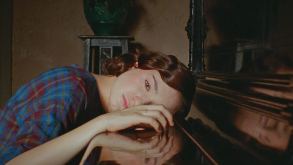 Sob o piano, tristemente, vive-se o Tempo&nbsp;Perdido