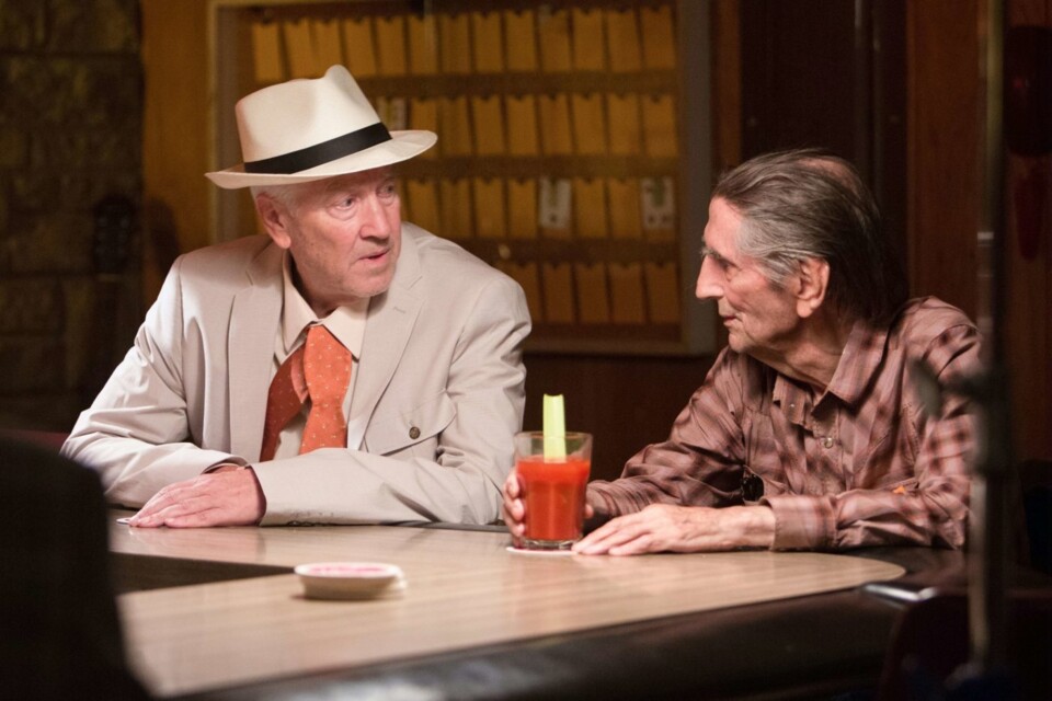 Harry Dean Stanton e David Lynch entram num bar&nbsp;…