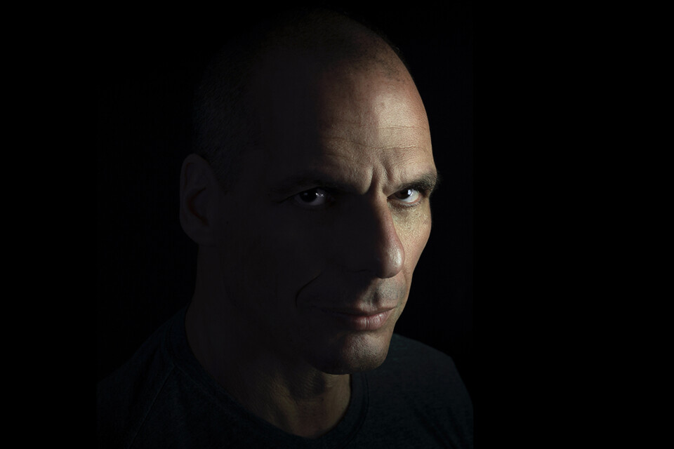 Yanis Varoufakis por Raoul Martinez: “as verdades simples, quando desafiam o poder, são muitas vezes obscurecidas para criar a ilusão de complexidade.”