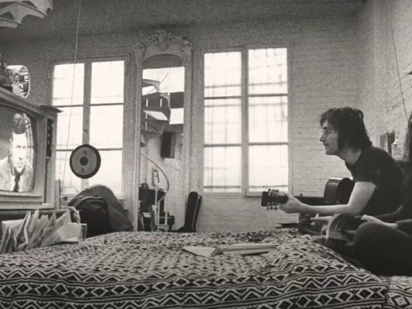 No quarto com John &&nbsp;Yoko