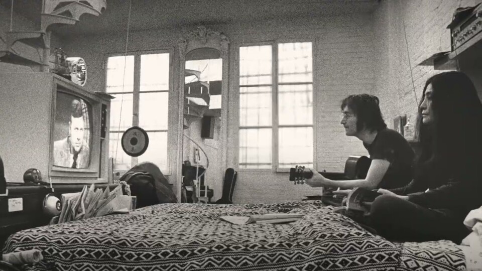 No quarto com John &&nbsp;Yoko