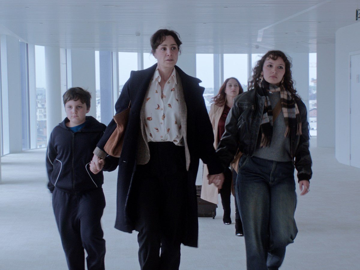 Acreditamos em ti, Arnaud Dufeys: “temos uma responsabilidade na forma como representamos a violência. Desconfio de um cinema que a torna consumível ou espectacular.”
