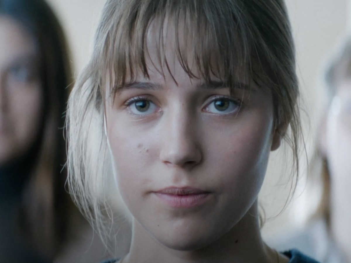 “Para uma mulher, falar de prazer ainda vem com vergonha e culpa”: Jara Sofija Ostan e a educação sexual de Lucia em “Little Trouble&nbsp;Girls”